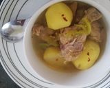 A picture of step 2 of Chicken,onion and whole potatoes soup.