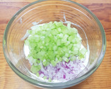 Foto del paso 2 de la receta: Ensalada de huevo sobre lechuga