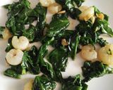 Foto del paso 11 de la receta: Merluza en salsa de pimientos con gambas y espinacas