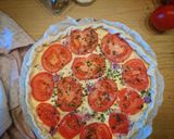 Une image de l'étape 5 de Quiche à la moutarde, au thon et tomate.