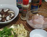 Gambar langkah 1 resipi Ayam kukus halia dan cendawan.