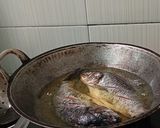 Foto langkah ke 2 dari resep Pesmol Ikan Mas Bumbu Kuning.
