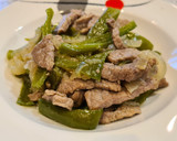 Foto del paso 4 de la receta: Tiras de ternera salteadas con pimientos italianos y cebolla