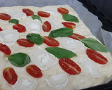 Foto del paso 3 de la receta: Focaccia con tomates cherry, queso de cabra y albahaca fresca