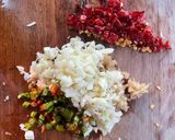 รูปขั้นตอนการทำที่ 1 ของ ข้าวผัดพริกเกลือไข่นุ่ม🧄🌶️