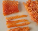Foto del passaggio 2 della ricetta Tartare di Salmone con Olio di Spinaci e Fiori Eduli