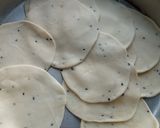 পেঁয়াজের পুর ভরা পদ্ম লুচি (Peyanjer pur bhora podmo luchi recipe in Bengali) রেসিপির ধাপ 3 ছবি