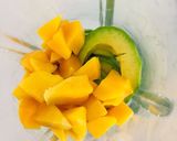 Hình bước làm 2 của món Sinh tố bơ xoài