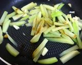 รูปขั้นตอนการทำที่ 2 ของ มะระหวานผัดไข่ สูตรไร้น้ำมัน