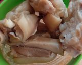 Foto del paso 1 de la receta: Patitas de cerdo en mole con nopales