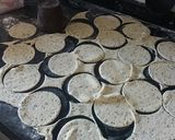 Foto del paso 3 de la receta: Mini pizzetitas de sésamo con muzzarella
