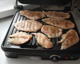 Grillezett csirke salátával és krémfehér sajttal recept fázis 2 fotója