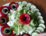 صورة لخطوة 2 من وصفة سلطة عيون الطماطم والخيار 👀🍅😋