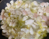 Foto del paso 1 de la receta: Espaguetis con pollo, pimientos y cebolla tierna