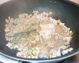 รูปขั้นตอนการทำที่ 1 ของ #เมนูเก็บกวาดของเหลือ หมูสับผัดซีอิ๊วผักชีสับ
