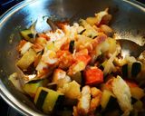Foto del passaggio 5 della ricetta Pollo ripieno di mele e zucchine