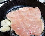 Foto langkah ke 4 dari resep Steak ayam saus jamur.