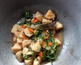 Foto langkah ke 6 dari resep Tumis Kangkung Bakso.