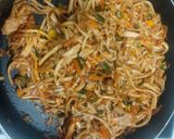 A picture of step 5 of Chicken schezwan udon noodles.