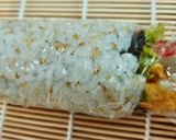 Hình bước làm 3 của món Sushi Cơm Cuộn Bọc Trứng Cá Chuồn