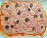 Foto del paso 5 de la receta: Pizza prosciutto con aceitunas negras