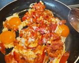 Foto del paso 2 de la receta: Tomate frito con huevo revuelto
