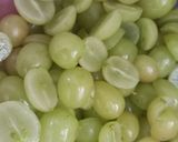 Foto del paso 1 de la receta: Ensalada Navideña de Uvas y Lechuga