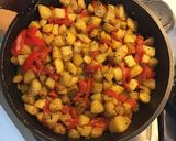 Une image de l'étape 4 de Pommes de terre sautées aux saucisses à l ancienne et poivrons.