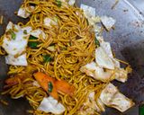 Foto langkah ke 6 dari resep Mie Kuning Basah Goreng.