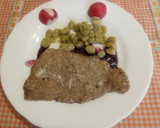 Foto del paso 8 de la receta: Escalopines o filetes finos de ternera con habitas y salsa de arándanos