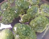 Foto langkah ke 1 dari resep Sup Makaroni dengan Jamur dan Brokoli.
