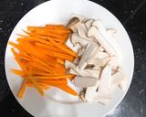 Hình bước làm 2 của món Mì trứng xào chay