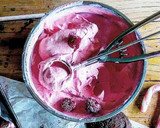 Foto del paso 4 de la receta: Corte de helado de fresa y frambuesas con galletas de chocolate