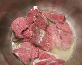Foto del paso 5 de la receta Cordero con especias exóticas y salsa de cebollas y pasas