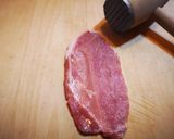 Foto del passaggio 1 della ricetta Scaloppine di maiale alla crema di cipolle
