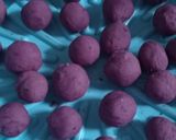 Foto langkah ke 3 dari resep Bola bola Ubi Ungu Isi Coklat.