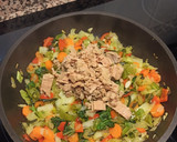 Foto del paso 4 de la receta: Pak Choi con atún, pimientos, zanahoria y patatas