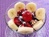 Copa de frutas con queso, nata y salsa de chocolate