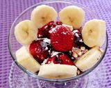 Foto del paso 3 de la receta Copa de frutas con queso, nata y salsa de chocolate