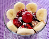 Foto del paso 3 de la receta: Copa de frutas con queso, nata y salsa de chocolate