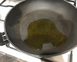 Foto del paso 1 de la receta: Salteado de espárragos de temporada con gamba congelada, pechuga de pollo y huevos de codorniz