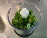 Une image de l'étape 2 de Sauce Salade Épicée à la Coriandre et Ail Frais Confit.