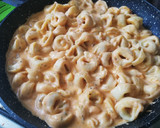 Foto del paso 3 de la receta: Tortellini con salsa de quesos y olivas🌿