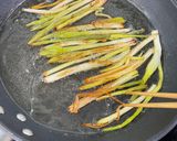 A picture of step 2 of Shanghai Scallion Oil Noodles.