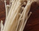 Foto langkah ke 1 dari resep Bening Oyong, Wortel dengan Jamur Enoki.