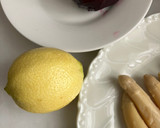 Foto del paso 1 de la receta: Ensalada de espárragos blancos sobre carpaccio de manzana y remolacha