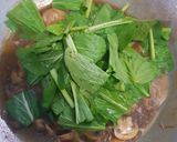 Foto langkah ke 3 dari resep Tumis sayap ayam jamur kancing berkuah.
