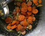 Foto langkah ke 4 dari resep Tumis Brokoli Wortel + Sosis.