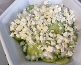 Une image de l'étape 6 de Salade de concombre à la crème, oignon doux, feta et coriandre.