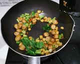 รูปขั้นตอนการทำที่ 4 ของ ข้าวผัดไส้กรอกอกไก่ซอสมะขาม